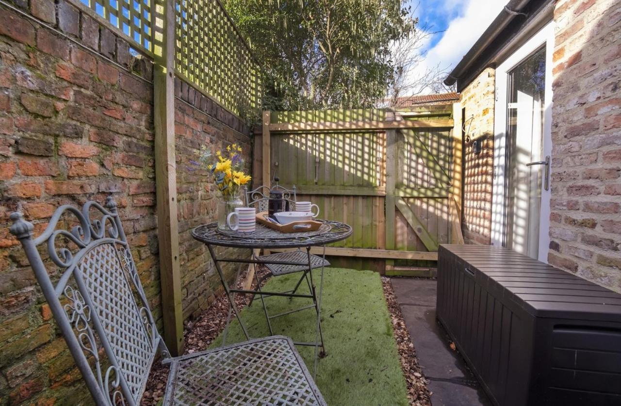 The Beehive Studio Apartment York Exterior photo